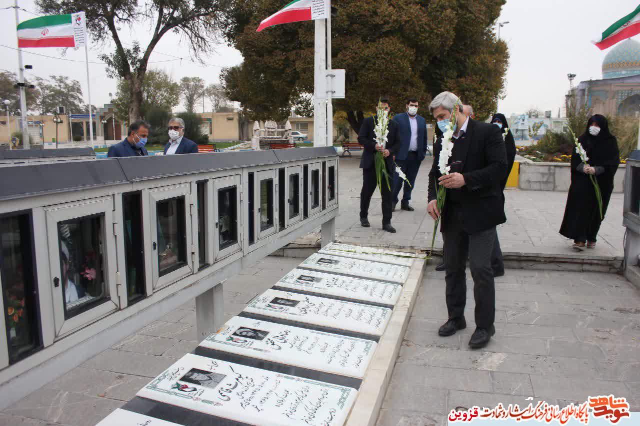 مدیرکل و کارکنان بسیجی بنیاد قزوین به مقام شهدا ادای احترام کردند