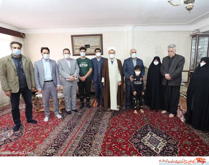 شهدا، چراغ راه ملت ایران هستند