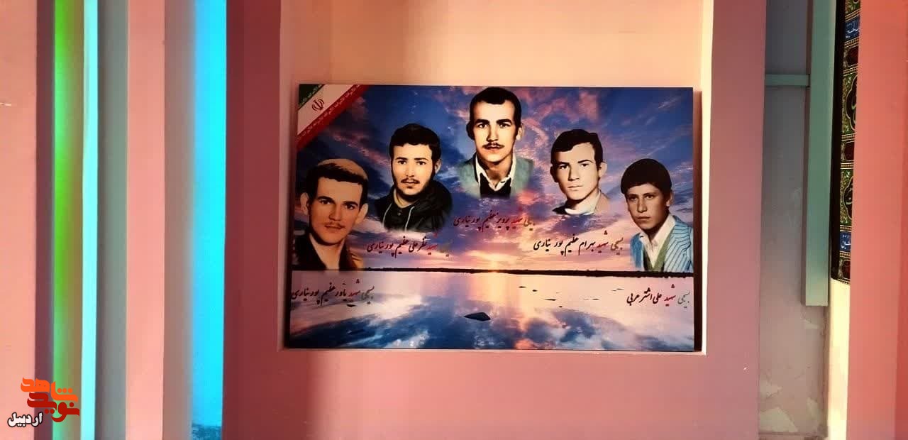 جا گذاری عکس پنج برادر شهید «برادران شهید عظیم‌پور و شهید علی اشترعربی» در موزه شهدای اردبیل