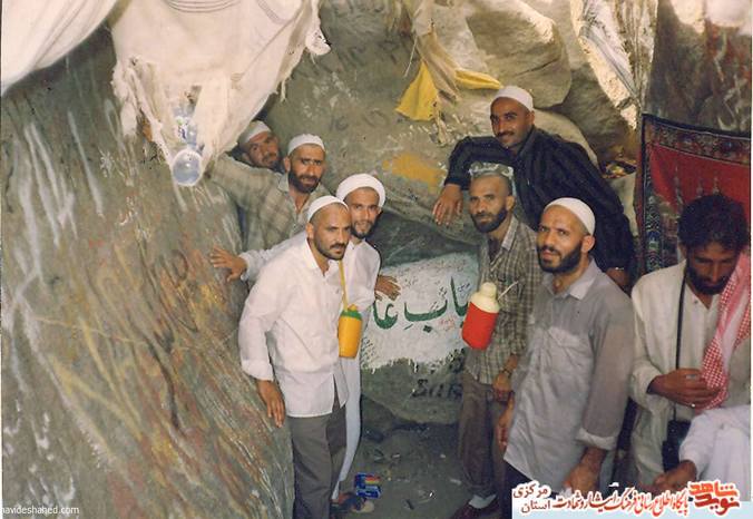 ورودی غار حرا - 1370 
از چپ: فرج اله باقری - روحانی گروه - حسین امینی - ... - عباس درمان