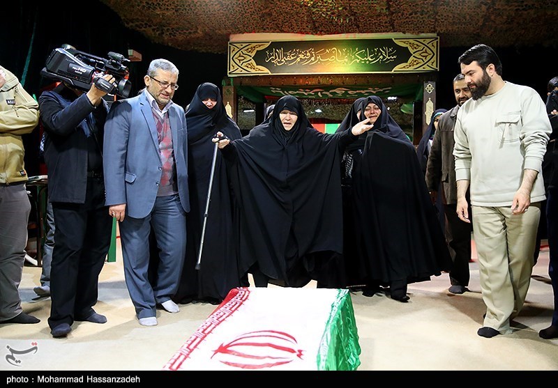 عکس/ نخستین دیدار مادر شهید تازه تفحص شده محسن جواهری کاشانی عکس/ نخستین دیدار مادر شهید تازه تفحص شده محسن جواهری کاشانی