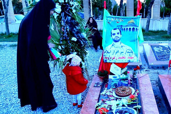 عاشقانههای همسر شهید مدافع حرم و دلتنگیهای دختر سه ساله برای پدر عاشقانههای همسر شهید مدافع حرم و دلتنگیهای دختر سه ساله برای پدر