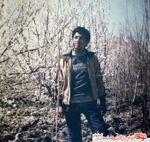پدر شهید علیرضا جعفریان صدیق به فرزند شهیدش پیوست پدر شهید علیرضا جعفریان صدیق به فرزند شهیدش پیوست