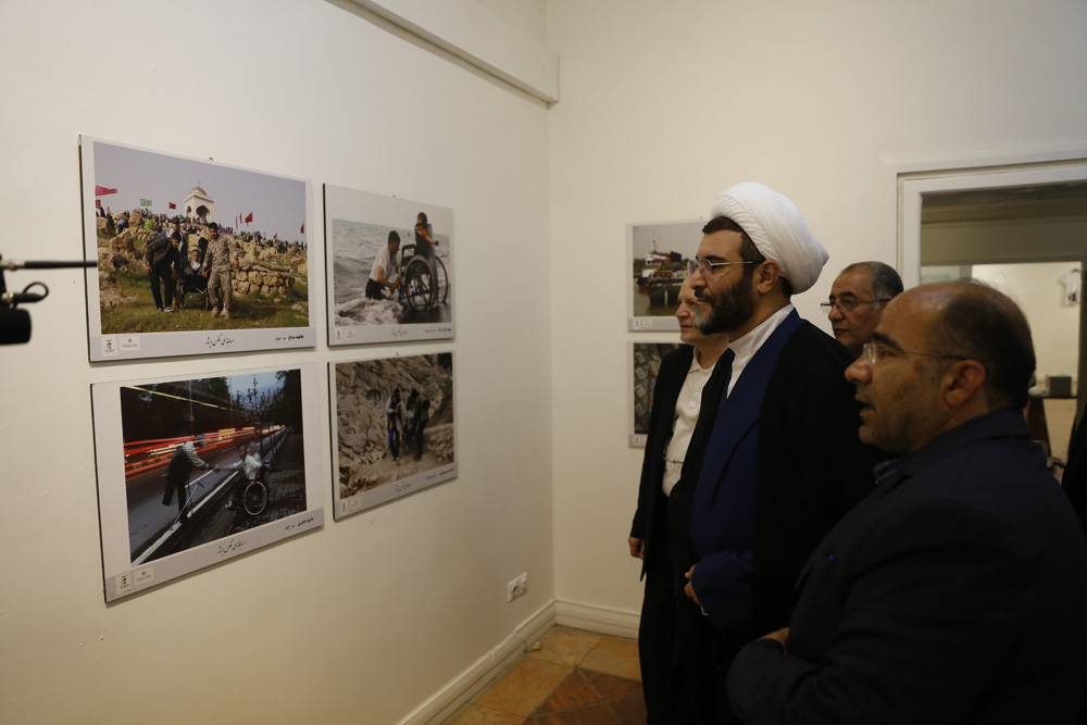 نمایشگاه عکس ایثار اجتماعی در خانه هنرمندان گشایش یافت نمایشگاه عکس ایثار اجتماعی در خانه هنرمندان گشایش یافت