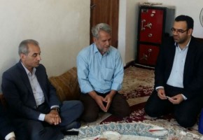 دیدار با خانواده شهدا وظیفه و تکلیف است دیدار با خانواده شهدا وظیفه و تکلیف است
