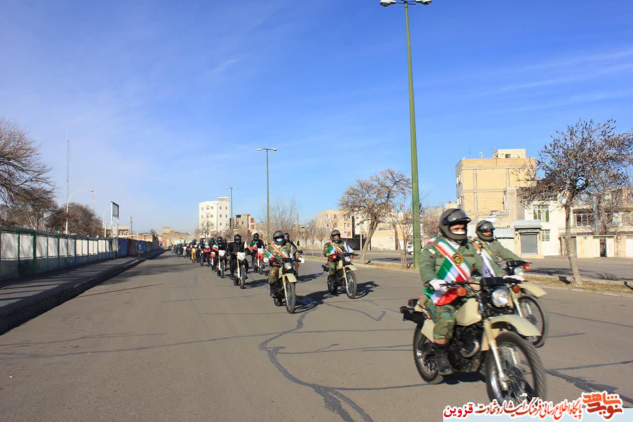 موتورسواران یگان‌های نظامی تا گلزار شهدای قزوین رژه رفتند