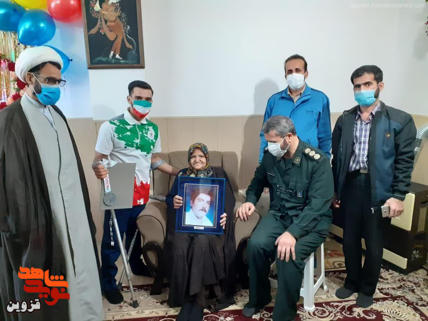 مسئولان سپاه البرز از نایب قهرمان پاراآسیایی و خانواده شهید وهابی تجلیل کردند