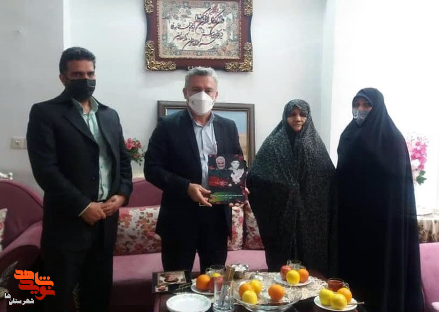 دیدار معاون فرهنگی و آموزشی شهرستان‌های استان تهران با خانواده‌های شهدای پیشوا