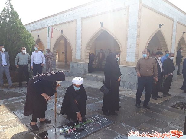 گزارش تصویری/ عطرافشانی گلزار شهدای شهرستان خرمدره در هفته قوه قضاییه