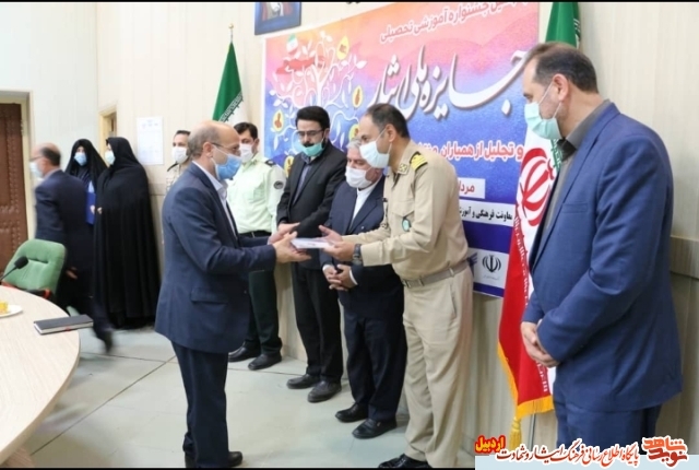گزارش تصویری |مراسم پنجمین جشنواره آموزشی تحصیلی با عنوان جایزه ملّی ایثار همزمان با سراسر کشور در استان اردبیل نیز برگزار شد