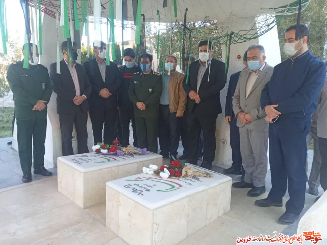 مسئولان به مقام شهدای گمنام دانشگاه آزاد تاکستان ادای احترام کردند
