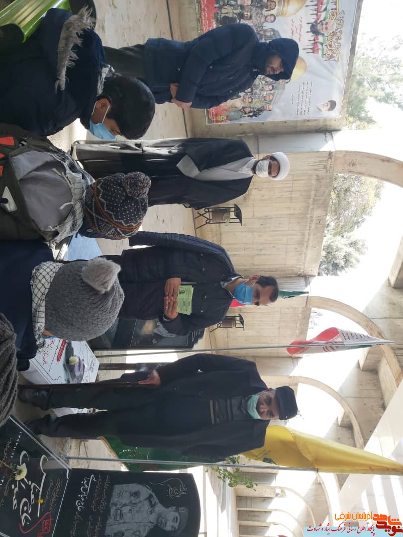 ادای احترام دانش آموزان بر سر مزار شهید «حامد جوانی»