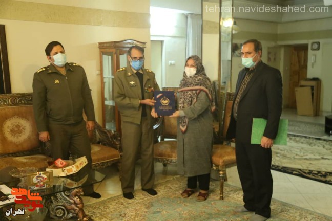 دیدار رئیس سازمان حفظ آثار و نشر ارزش‌های دفاع مقدس ارتش با‌ خانواده شهید «حسن وحدتی‌منش»