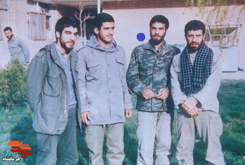 شهید «مسلم محمدی نیا» به همراه همرزمان در قاب دوربین