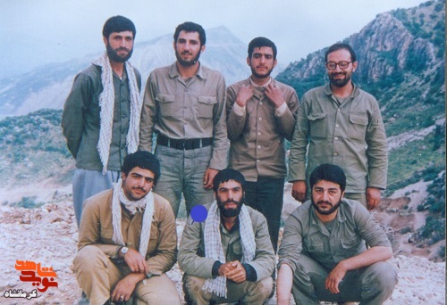 شهید «مسلم محمدی نیا» به همراه همرزمان در قاب دوربین