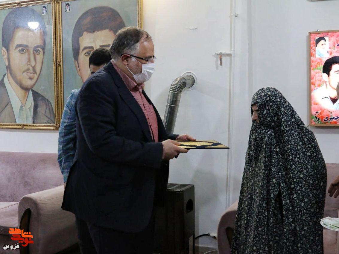 استاندار قزوین با خانواده‌های شهدا دیدار کرد