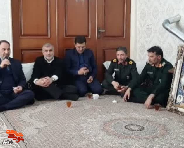 برگزاری یادواره خانگی شهدا در منزل شهید «حسین آخربین» در اردبیل