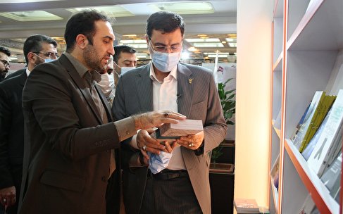 بازدید رئیس بنیاد شهید و امور ایثارگران از غرفه «نشر شاهد»