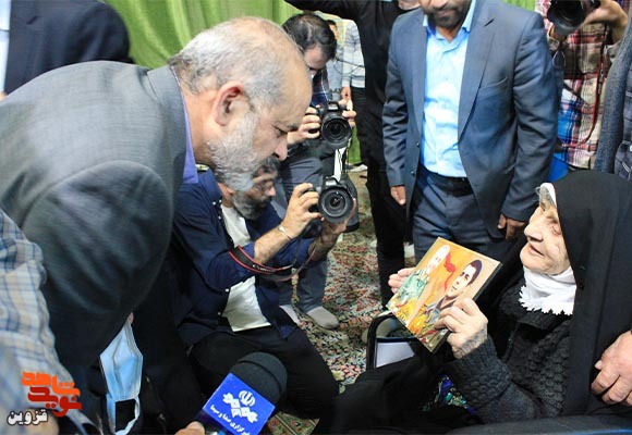 حضور وزیر کشور در گلزار شهدای قزوین و در دیدار با خانواده شهیدان به روایت تصویر