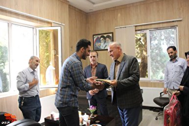 مدیرکل بنیاد قزوین از مخترع ایثارگر «علیرضا سلمانی» تجلیل کرد