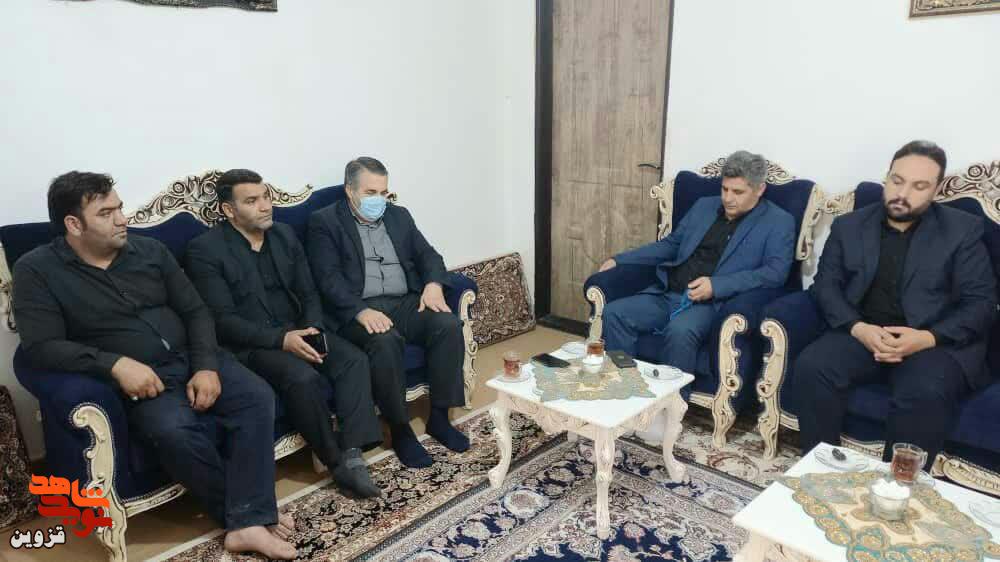 مشاور وزیر کشور با خانواده شهید قنبر آخوندی دیدار کرد