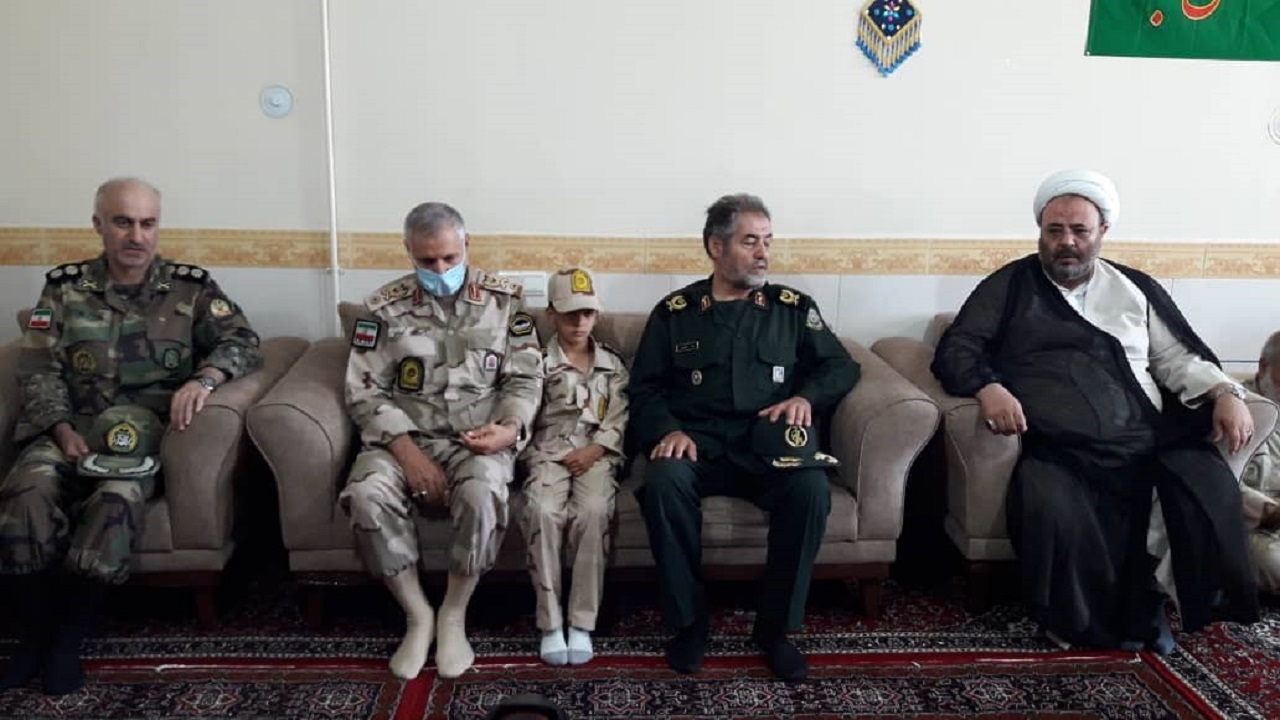 فرمانده مرزبانی ناجا با خانواده شهید «محمدی‌نسب» دیدار کرد