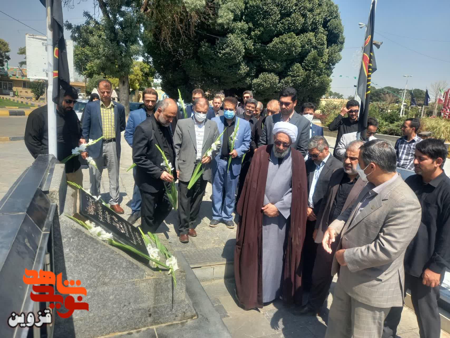 مسئولان بنیاد و دانشگاه امام خمینی (س) به مقام شهدا ادای احترام کردند