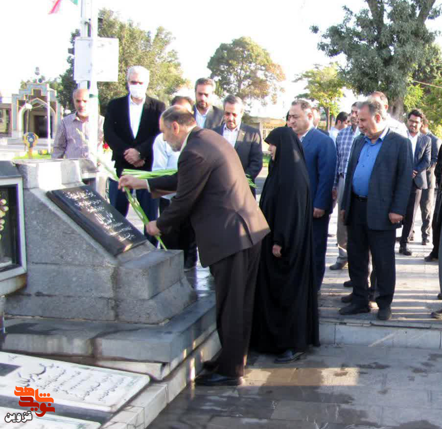 مشاور عالی وزیر راه و شهرسازی به مقام شهدای قزوین ادای احترام کرد