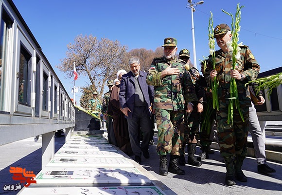 گزارش تصویری از ادای احترام فرمانده نیروی زمینی ارتش کشور به مقام شهدای قزوین