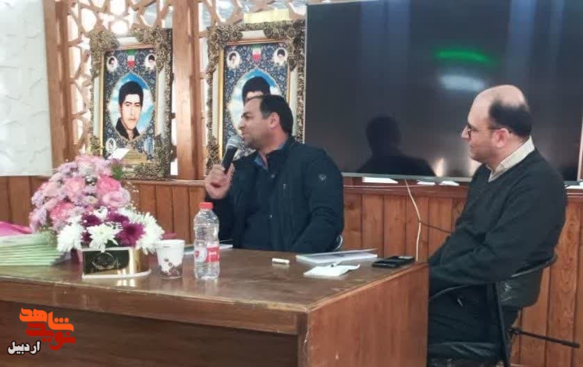 نشست معرفی و نقد و بررسی کتاب «صدقه یادم‌ رفت» در اردبیل