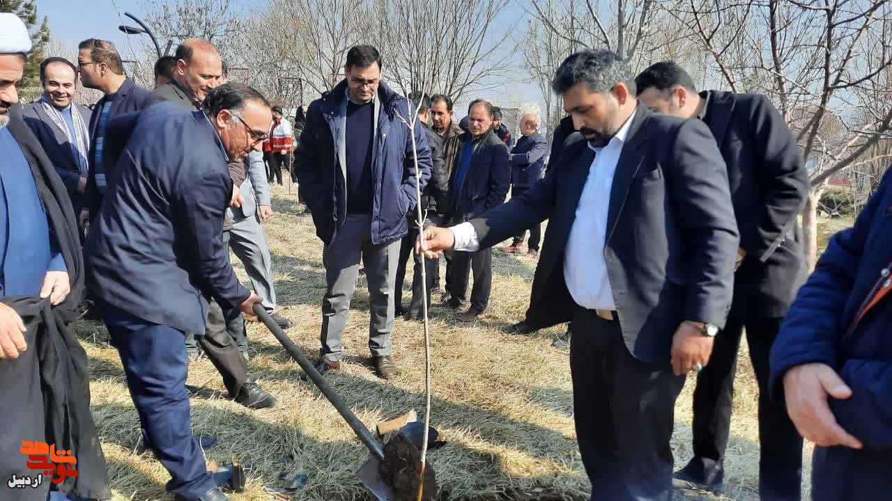 غرس 777 نهال به یاد 777شهید در پارک ولایت مشگین شهر