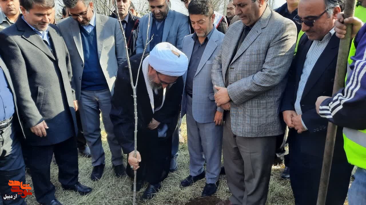 غرس 777 نهال به یاد 777شهید در پارک ولایت مشگین شهر