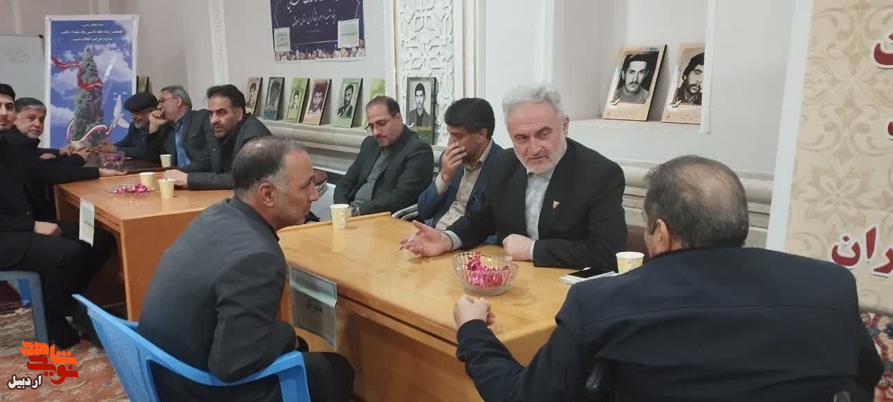 میز خدمت اداره بنیاد شهید و امور ایثارگران اردبیل در مصلای نماز جمعه+ عکس
