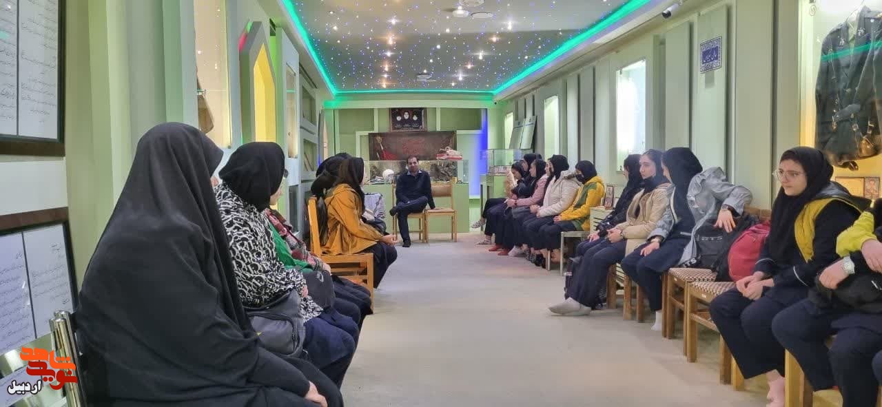 بازدید دانش‌آموزان پایه نهم دخترانه شفای سرعین از موزه شهدای اردبیل