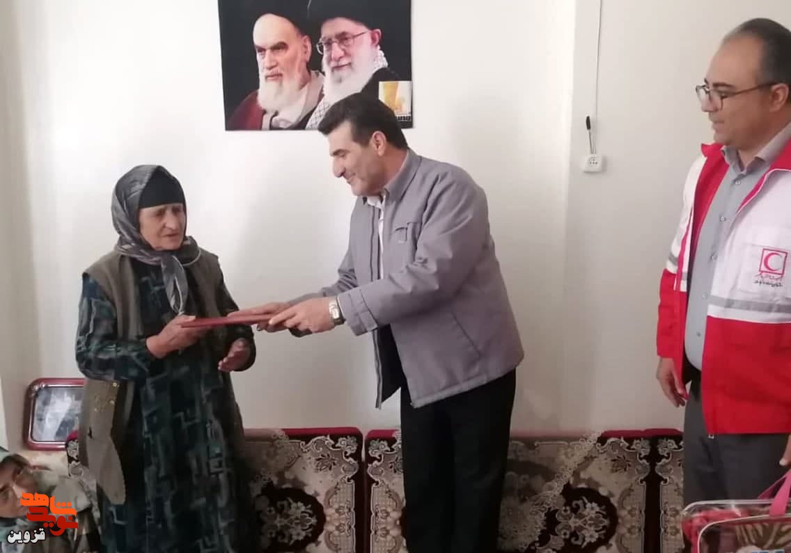 مسئولان بنیاد و هلال‌احمر شهرستان البرز از مقام مادر شهید حدودی تجلیل کردند