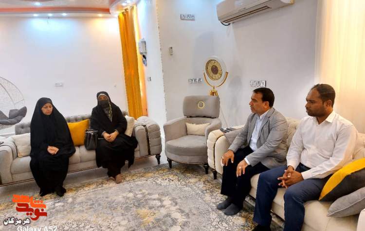 دیدار مدیرکل بنیاد هرمزگان با خانواده شهید مدافع امنیت شهرستان رودان