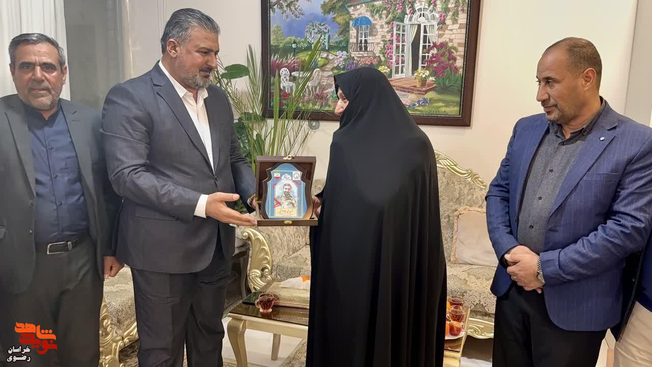 دیدار فرماندهان حشدالشعبی با خانواده شهیدان مدافع حرم در مشهد دیدار فرماندهان حشدالشعبی با خانواده شهیدان مدافع حرم در مشهد