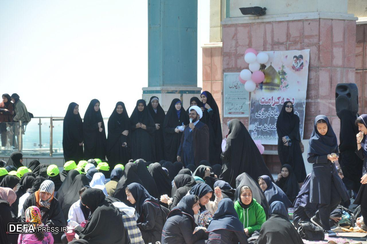حضور دانش آموزان دختر در یادمان شهدای گمنام قزوین