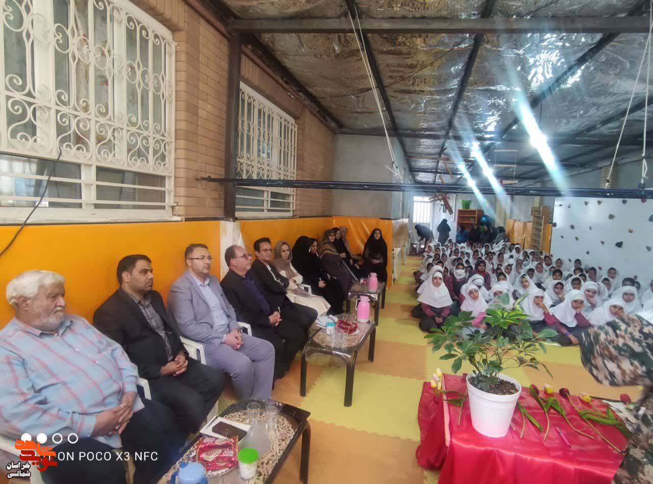 مراسم یادواره لاله های روشن در مدرسه شاهد نیایش۲ برگزار شد