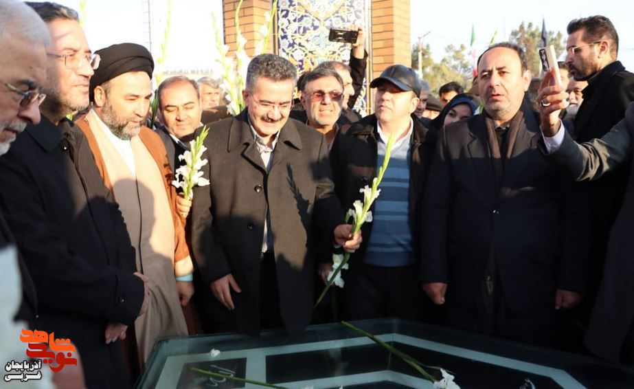 وزیر کشور به مقام شامخ شهدای ارومیه در گلزار شهیدان باغ رضوان ادای احترام کرد وزیر کشور به مقام شامخ شهدای ارومیه در گلزار شهیدان باغ رضوان ادای احترام کرد