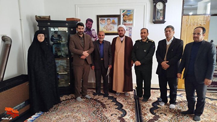 مسئولان شهرستان قصرشیرین با والدین شهید مدافع حرم «ابوذر امجدیان» دیدار و تجلیل کردند