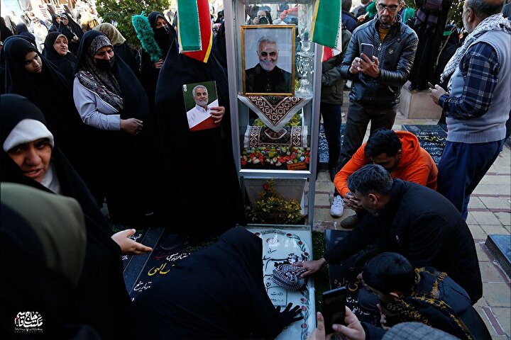 گزارش تصویری | قاب‌هایی از بی‌قراری در گلزار شهدای کرمان