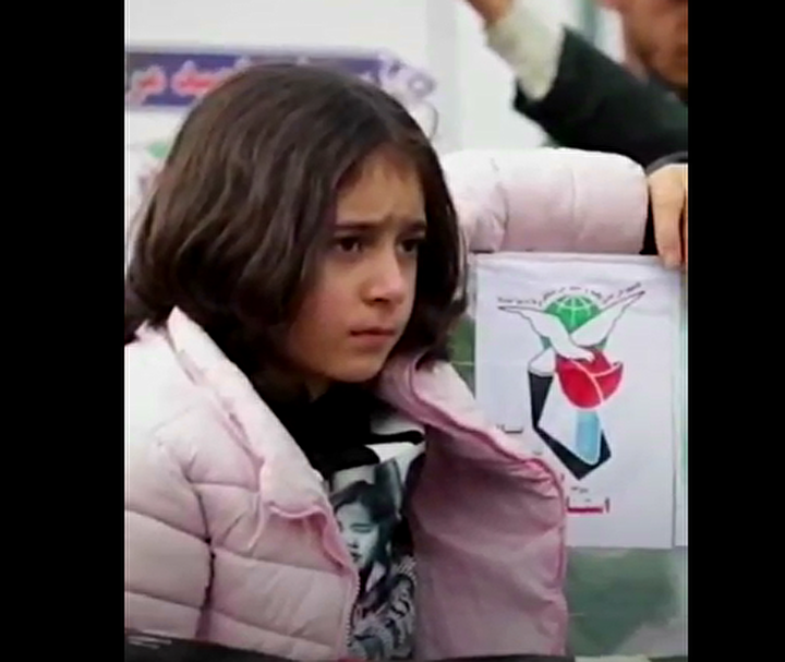 فیلم | فاطمه دختر ۸ ساله شهید «مرتضی کشاورزراد» در کنار تابوت پدر