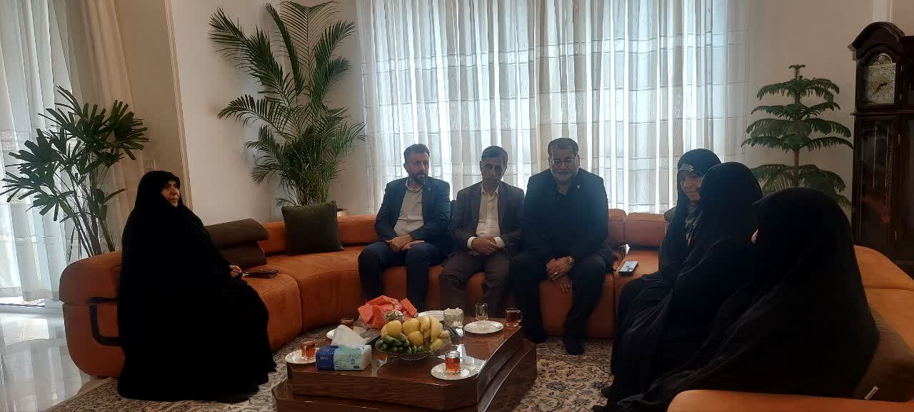 دیدار معاون تعاون و اموراجتماعی بنیاد شهید و امورایثارگران با همسر شهید مدافع حرم «حسین همدانی» و مادر «شهیدان شکاری»