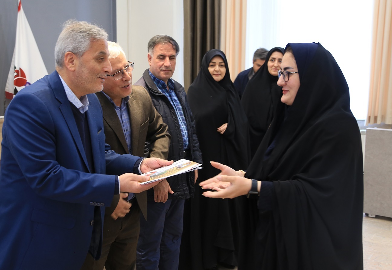 تقدیر از دختران نخبه شاهد و ایثارگر آذربایجان‌شرقی + تصاویر