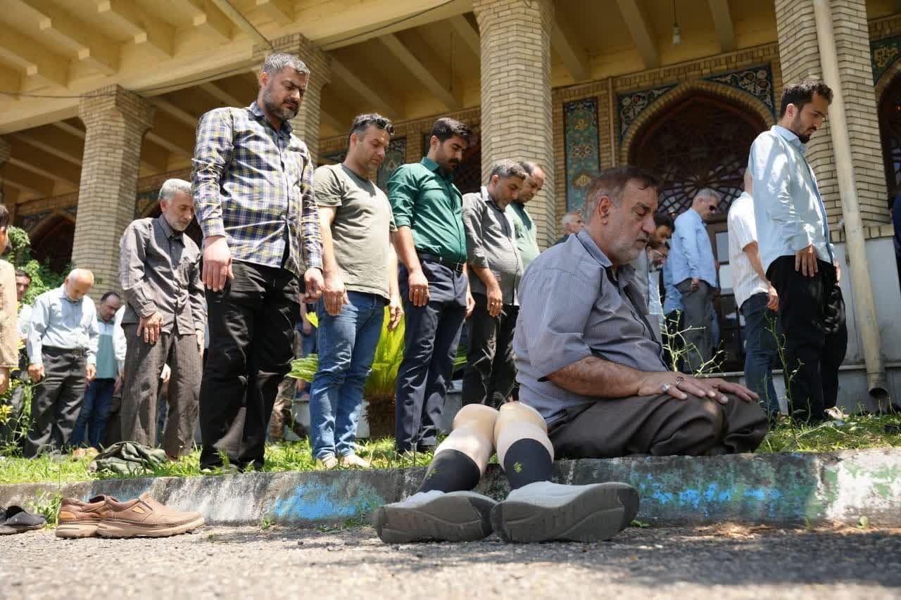 پا‌های خدا در میدان؛ روایت ایستادگی مردی با دو پای مصنوعی در «جمعه خشم و نصر»