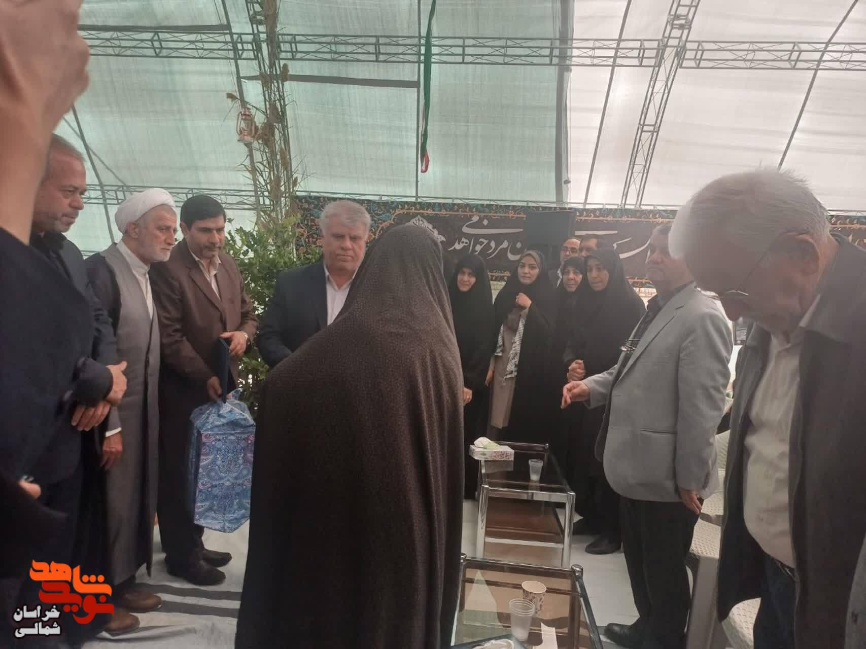 تصاویر/ آیین رونمایی از کتاب و تجلیل از خانواده شهدا در همایش «نغمه‌های ایثار» در خراسان شمالی
