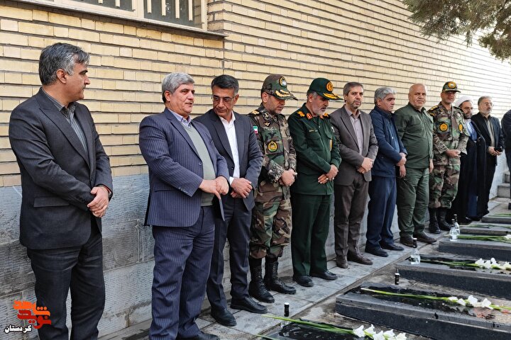 عطرافشانی مزار شهدا در سنندج به مناسبت هفته بسیج+فیلم