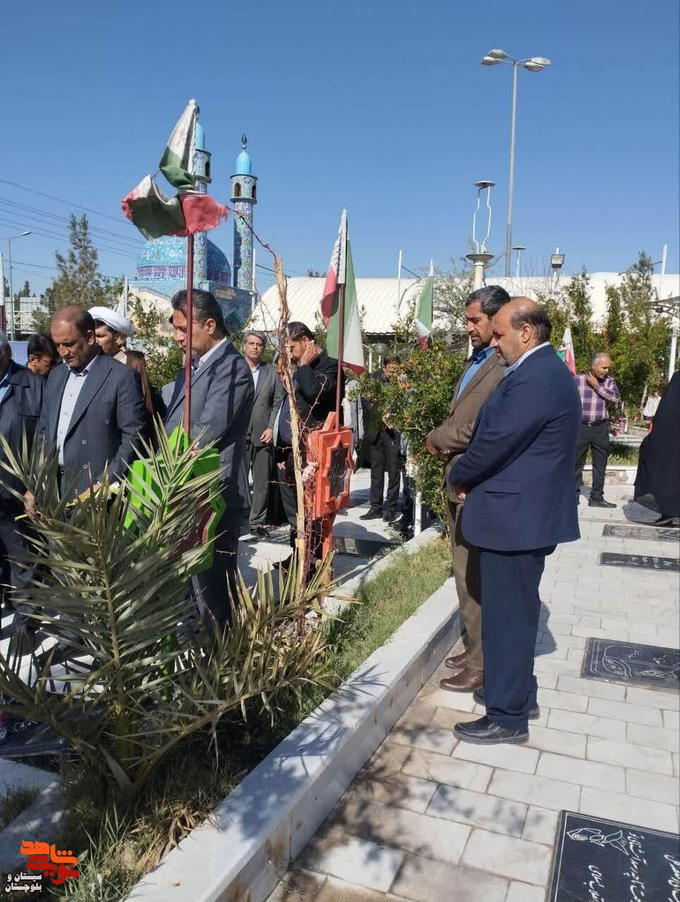 غبارروبی و عطرافشانی مزار شهدای زاهدان