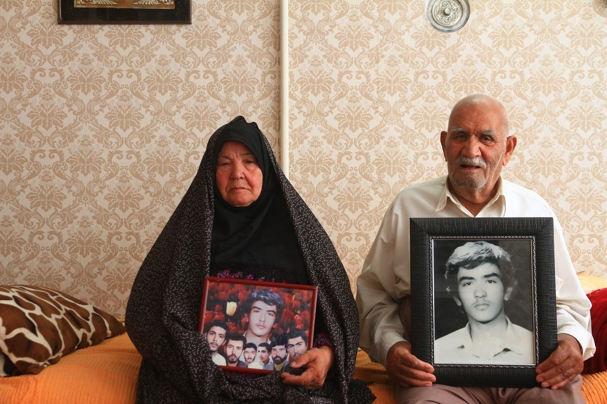 خانواده شهید خسروی در فراق پسرشان خاطراتش را مینویسند خانواده شهید خسروی در فراق پسرشان خاطراتش را مینویسند